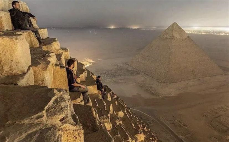 埃及人开始修建金字塔的时候 中国处于什么时代
