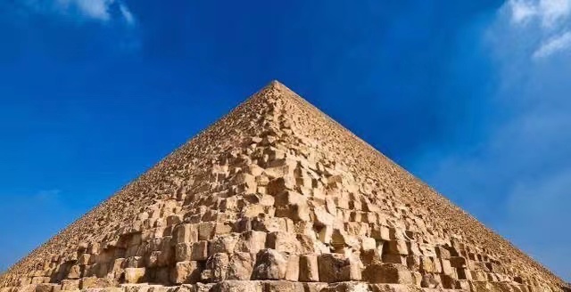 埃及法老为什么要花费巨大的人力物力去修建金字塔？